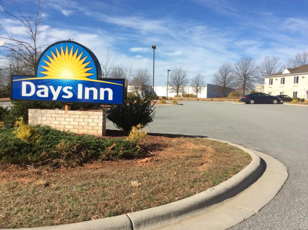 Days Inn by Wyndham Greensboro NC Main image 2